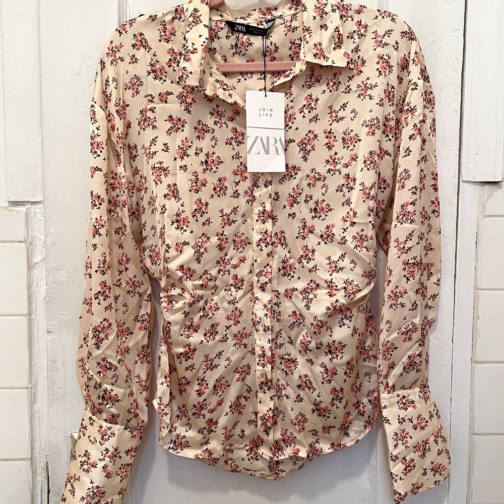 NWT women’s Zara satin floral print shirt with ruching on the waist, size S